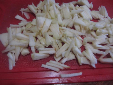Рецепт - Куриный рулет с сыром и яблоком - Шаг 3 -  Яблоко чистим и режем мелкой соломкой