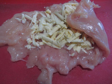 Рецепт - Куриный рулет с сыром и яблоком - Шаг 5 -  Раскладываем отбитое мясо,солим, перчим и выкладываем на него начинку. Заворачиваем грудку в рулетики. Шов скрепляем деревянной зубочисткой.