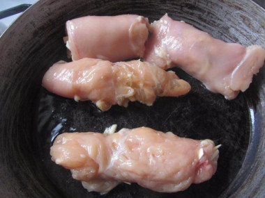 Рецепт - Куриный рулет с сыром и яблоком - Шаг 6 -  Наливаем растительное масло на сковородку и обжариваем рулеты на среднем огне с одной стороны примерно 5 минут.