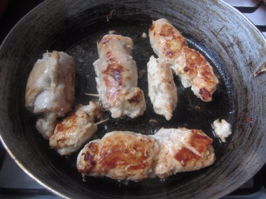 Рецепт - Куриный рулет с сыром и яблоком - Шаг 7 -  Затем переворачиваем на другую сторону и тоже обжариваем до образования золотистой корочки.