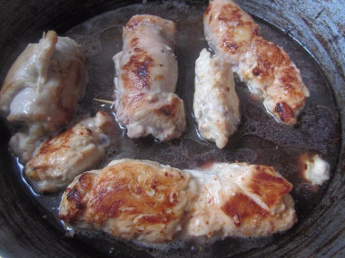 Рецепт - Куриный рулет с сыром и яблоком - Шаг 8 -  Добавляем в емкость вино, воду. Тушим куриные грудки еще минут двадцать. В соус добавляем разбавленный в воде крахмал. Когда соус загустеет куриные рулеты с сыром готовы. Вытаскиваем зубочистки.