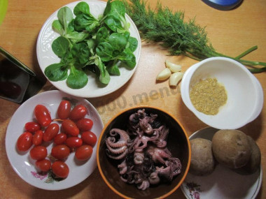 Рецепт - Теплый салат с осьминогами - Шаг 1 - Необходимые ингредиенты - картофель отвариваем заранее в мундире