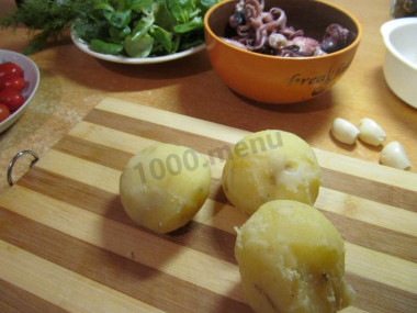 Рецепт - Теплый салат с осьминогами - Шаг 2 -  Теплый, только что отваренный картофель очищаем