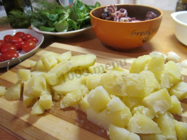 Рецепт - Теплый салат с осьминогами - Шаг 3 -  Нарезаем крупным кубиком