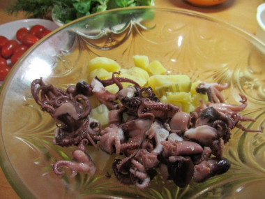 Рецепт - Теплый салат с осьминогами - Шаг 5 -  Выкладываем картофель и осьминогов в салатник и подогреваем