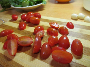 Рецепт - Теплый салат с осьминогами - Шаг 6 -  Тем временем разрезаем помидоры черри пополам