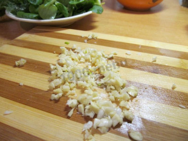 Рецепт - Теплый салат с осьминогами - Шаг 7 -  И готовим заправку: измельчаем чеснок удобным способом