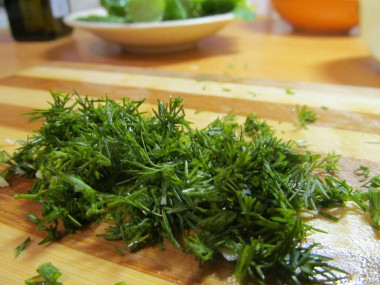 Рецепт - Теплый салат с осьминогами - Шаг 8 -  Мелко рубим укроп