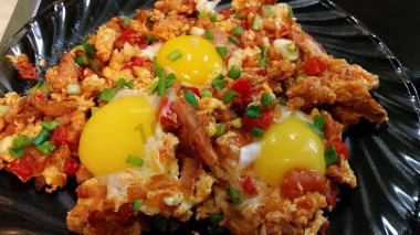 Яичница с копченой грудинкой помидорами