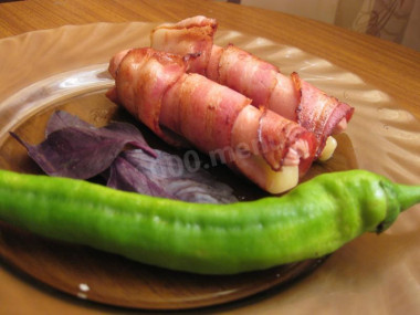 Сосиски с сыром и беконом