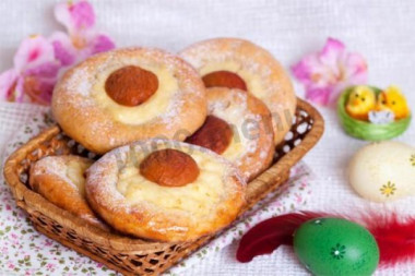 Пасхальные булочки с кремом и абрикосами
