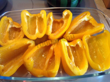 Рецепт - Фаршированный перец половинками в духовке - Шаг 1 - Моем, режем перец пополам и вычищаем от семян. Укладываем в форму или на противень.