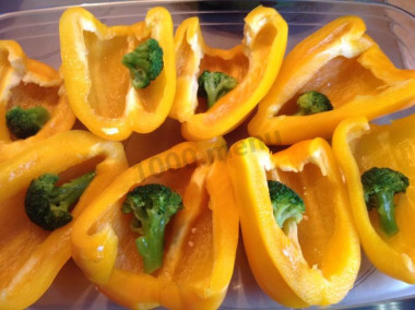 Рецепт - Фаршированный перец половинками в духовке - Шаг 2 -  Кладем в него по соцветию брокколи.