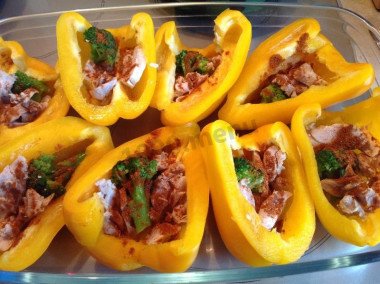 Рецепт - Фаршированный перец половинками в духовке - Шаг 4 -  Посыпаем паприкой. Солим,перчим. Я - противник майонеза, но может быть тоже неплохо его добавить, а может, и лишнее.