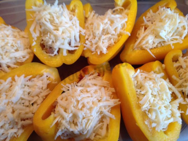 Рецепт - Фаршированный перец половинками в духовке - Шаг 5 -  Сверху накрываем сырной шапочкой. И в духовку. Ориентируемся каждый на свою.