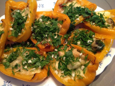 Рецепт - Фаршированный перец половинками в духовке - Шаг 6 -  Готовое блюдо посыпаем мелко нарезанной петрушкой и чесноком.