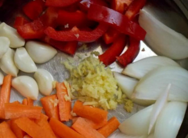 Рецепт - Горячий салат без яиц - Шаг 2 -  Овощи кроме капусты маринуем. Для этого смешиваем соевый соус, табаско, масло и мед. Все составляющие соединяем между собой, накрываем и отставляем в сторону на 10-15 минут.