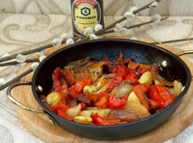 Рецепт - Горячий салат без яиц - Шаг 4 -  Подаем порционно на листах капусты незамедлительно в горячем виде!