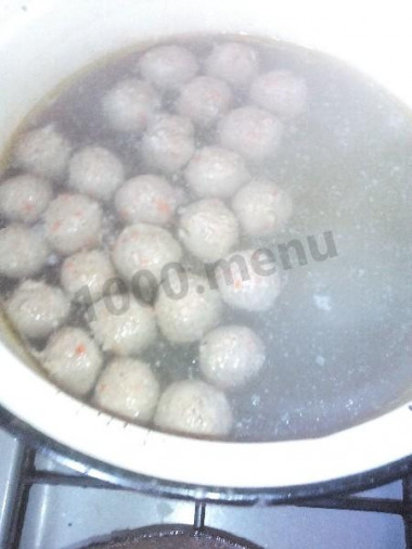 Рецепт - Суп с фрикадельками и вермишелью и картошкой - Шаг 1 - Из фарша лепим небольшие шарики и закладываем в кипящую воду.