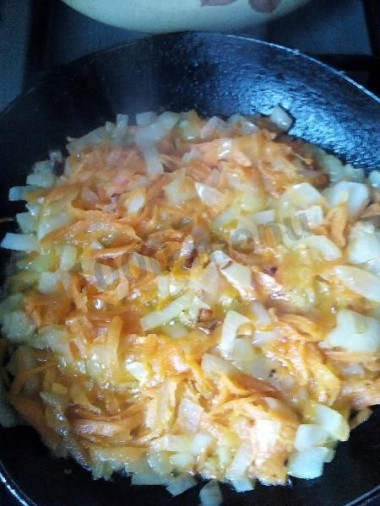 Рецепт - Суп с фрикадельками и вермишелью и картошкой - Шаг 2 -  Морковь трём на крупную тёрку, лук режем кубиками и обжариваем на растительном масле до золотистого цвета. Картошку режем тоже небольшими кубиками. И кладём все овощи в кастрюлю. Варим 10мин.