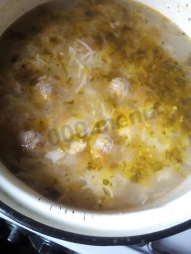 Рецепт - Суп с фрикадельками и вермишелью и картошкой - Шаг 3 -  Добавляем вермишель и зелень. Я беру паутинку, она идеально подходит для таких лёгких супов. Только не переварите,чтобы суп не превратился в кашу. Как только засыпали вермишель, варим ещё 1-2 мин.и выключаем. Паутинка тоненькая, она натянется в кипятке. У меня зелень сушёная(укроп,петрушка). Если у вас свежая,то лучше посыпать ею уже готовый суп в тарелке,так полезнее и вкуснее.