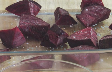 Рецепт - Салат Фиолетовая фантазия - Шаг 1 - Свеклу мы помоем и не очищая от кожуры нарежем дольками Выложим в огнеупорную посуду, смажем растительным маслом, посыпаем крупной солью и перцем - делаю все это-  и отправим в духовку. Это можно сделать заранее. Потому что свекла для салата должна быть остывшей.