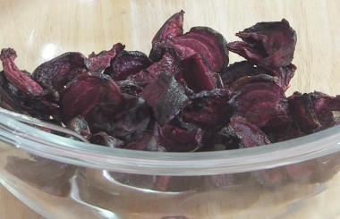 Рецепт - Салат Фиолетовая фантазия - Шаг 2 -  Заправляем свеклу. 2 чайные ложки яблочного уксуса, 1 столовую ложку оливкового масла, 1 столовую ложку гранатового концентрата. Он придаст свекле насыщенный вкус с оттенком сладости и легкой кислинки. Гранат укрепляет иммунитет, сосуды и нервную систему, понижает уровень сахара в крови, повышает гемоглобин, помогает бороться с депрессией. Так что даже не в сезон этого фрукта мы должны найти способ использовать гранат.