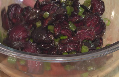 Рецепт - Салат Фиолетовая фантазия - Шаг 3 -  И сюда же к свекле - мелко нарезанный зеленый лук - посыпаю и отставляю в сторону - пусть постоит и напитается вкусами.