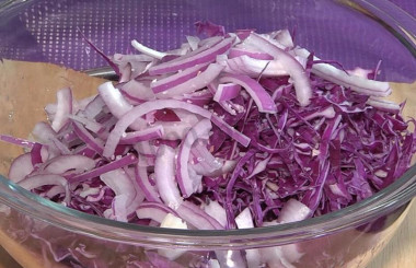 Рецепт - Салат Фиолетовая фантазия - Шаг 4 -  Пока соберем вторую часть салата -  нашинкованную краснокочанную капусту, фиолетовый лук, крупная соль, оливковое масло холодного отжима и сок 1 лимона. Очень важно дать каждой части салата настояться и напитаться вкусами соуса. Где - то от 30 минут до часа. Тогда у них будут разные вкусовые оттенки и каждый кусочек будет настоящим праздником вкуса!