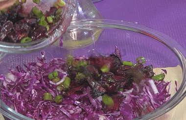 Рецепт - Салат Фиолетовая фантазия - Шаг 5 -  Соединим их вместе. Перемешаем и сверху украсим листочками фиолетового базилика.