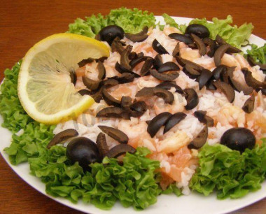 Салат с рисом семгой и креветками без майонеза
