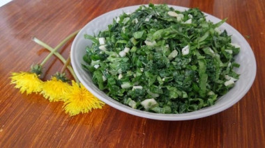 Весенний салат из крапивы с яйцом