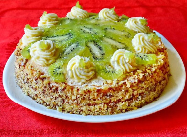 Бисквитный торт с киви и грецкими орехами