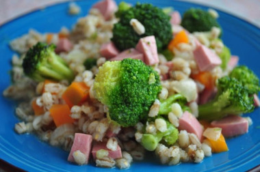 Перловая каша с сосисками и овощами