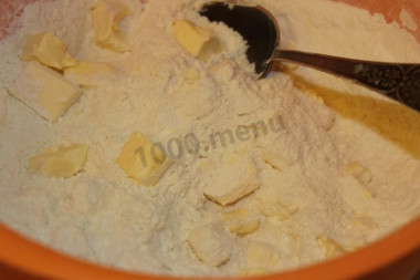 Рецепт - Яблочный Цветаевский пирог - Шаг 1 - Отмеряем полтора стакана муки, кто пользуется кухонными весами, это примерно 250 грамм муки. Просеиваем, добавляем сахар и разрыхлитель.Масло из холодильника рубим на кусочки, соединяем с мукой.Сухими пальцами перетираем масло с мукой, в результате у нас должна получиться довольно крупная крошка. На это идет буквально 5 минут, полностью растирать масло не надо.