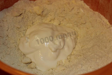 Рецепт - Яблочный Цветаевский пирог - Шаг 2 -  В центре мучной горки делаем углубление, куда кладем сметану.