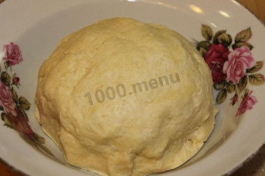 Рецепт - Яблочный Цветаевский пирог - Шаг 3 -  Смешиваем все ингредиенты, формируем колобок. Если колобок не лепится, значит не хватает влаги, в этом случае доливаем пару ложек холодной воды и формируем шарик. Вымешивать тесто или добиваться его однородности не нужно, наоборот, стараемся как можно быстрее слепить колобок, чтобы масло не растаяло.Заворачиваем в пленку, прячем в холодильник на полчаса.