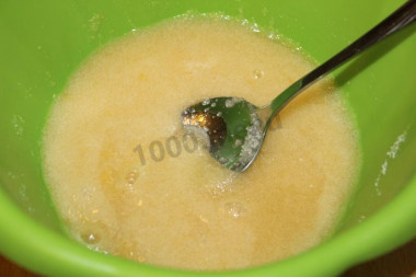 Рецепт - Яблочный Цветаевский пирог - Шаг 4 -  Кладем в миску сахар и одно яйцо, растираем ложкой.