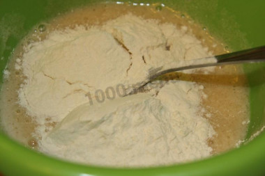 Рецепт - Яблочный Цветаевский пирог - Шаг 5 -  Добавляем две ложки муки, перемешиваем. По поводу комочков можно не волноваться, мука хорошо смешивается с растертым в сахаре яйцом и не образует комочков.