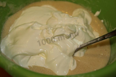 Рецепт - Яблочный Цветаевский пирог - Шаг 7 -  Кладем сметану. Если для теста можно использовать любую сметану, то для крема покупаем хорошую сметану,густую!