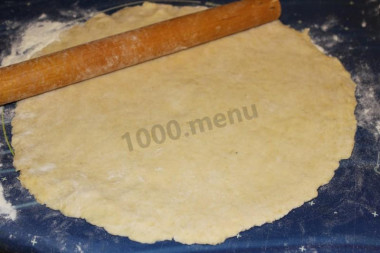 Рецепт - Яблочный Цветаевский пирог - Шаг 9 -  Достаем из холодильника тесто. Посыпав рабочую поверхность мукой, раскатываем корж.