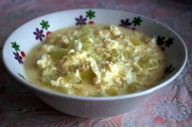Тушеные кабачки в сметане с яйцом