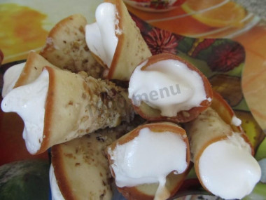 Трубочки с белковым кремом и грецкими орехами