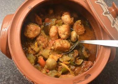 Мясо свинины с картошкой в горшочке