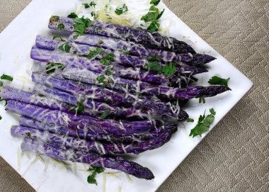 Жареная фиолетовая спаржа с лимоном и чесноком
