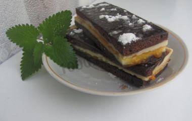 Творожно-шоколадные пирожные из бисквита