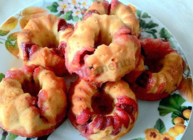 Кексы клубничные с кокосовой стружкой