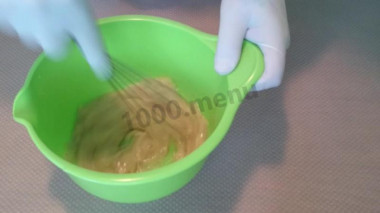 Рецепт - Салат Цезарь с курицей домашними сухариками - Шаг 1 - Готовим соус. Отделяем белок от желтка. Растираем желток с сахаром, солью и горчицей. Постепенно вливаем растительное масло 150мл. и взбиваем до однородной массы. Отдельно в блендере пробиваем чеснок 3гр. и филе анчоуса и добавляем в наш соус. Хорошо перемешиваем и добавляем белок и сыр 20гр.