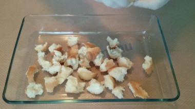 Рецепт - Салат Цезарь с курицей домашними сухариками - Шаг 2 -  Багет ломаем на небольшие кусочки и ставим в духовку на 160 градусов по Цельсию на 10 минут, чтобы подсушить хлеб.