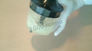 Рецепт - Салат Цезарь с курицей домашними сухариками - Шаг 3 -  Пока готовятся гренки, сделаем чесночное масло для хлеба. Пробиваем в блендере оставшийся чеснок и 50мл. растительного масла.